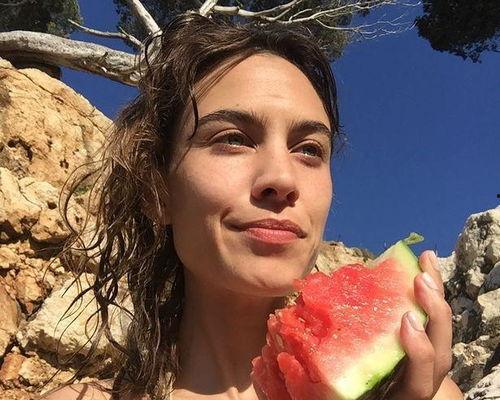 娱乐圈密集性吃瓜,瓜田李下，揭秘明星们的秘密花园